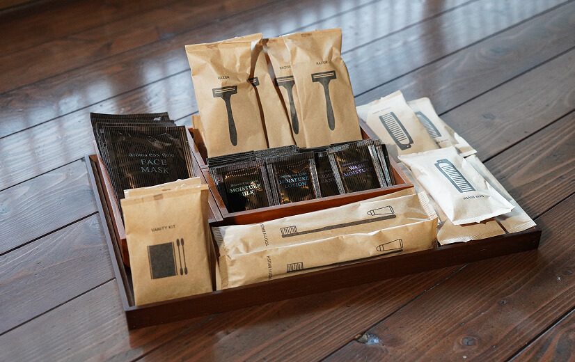 個包装されたアメニティセット、歯ブラシ、カミソリ、ヘアブラシ、コットンセット、フェイスマスク、洗顔料、化粧水、乳液