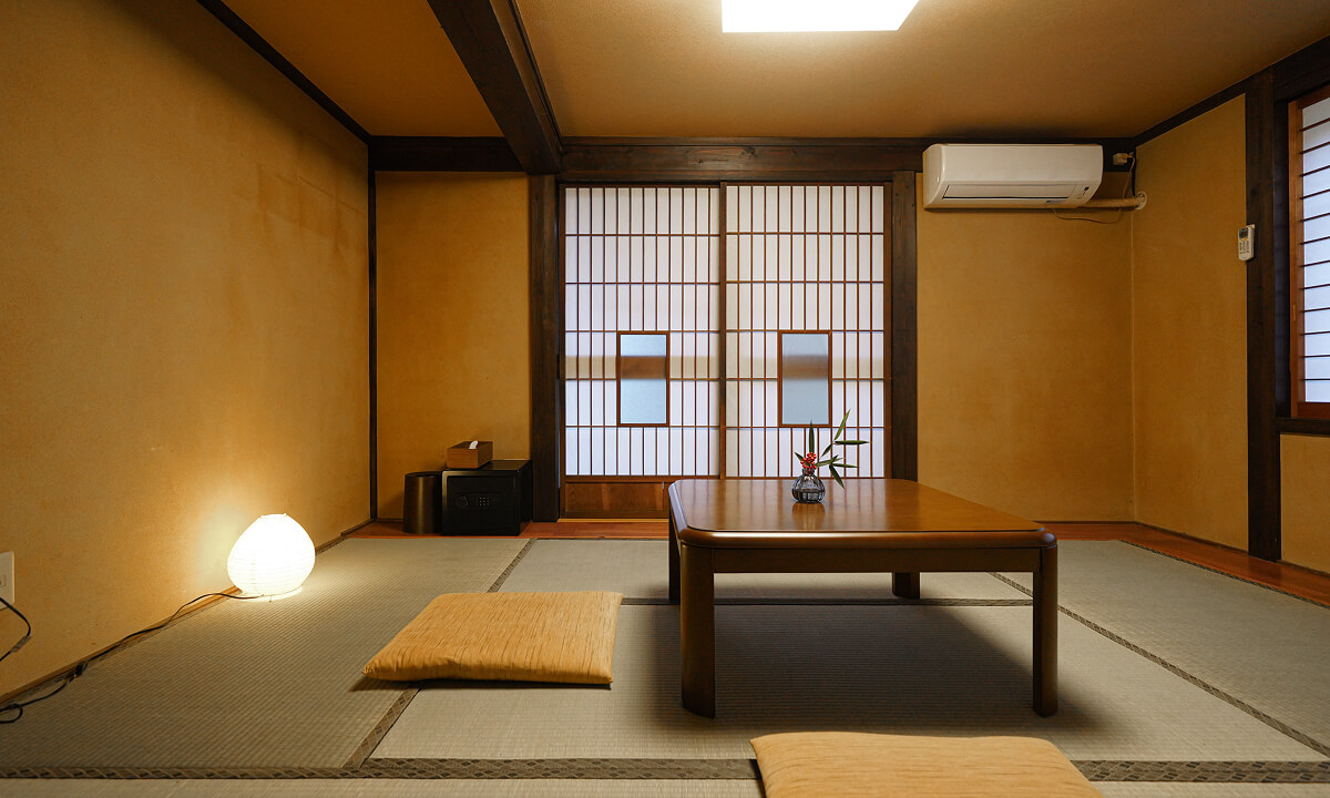 苔桃、畳に座卓、床に丸いライト