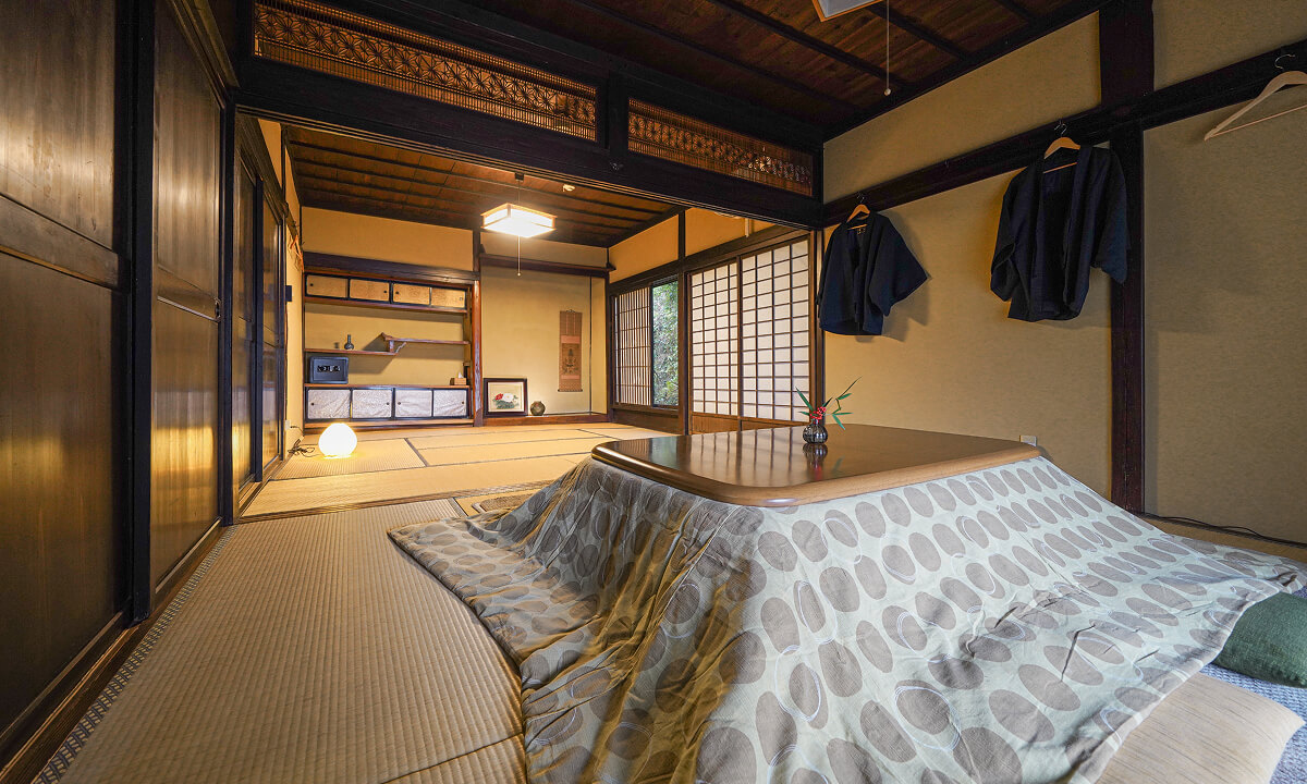 鈴蘭、畳に炬燵のある部屋