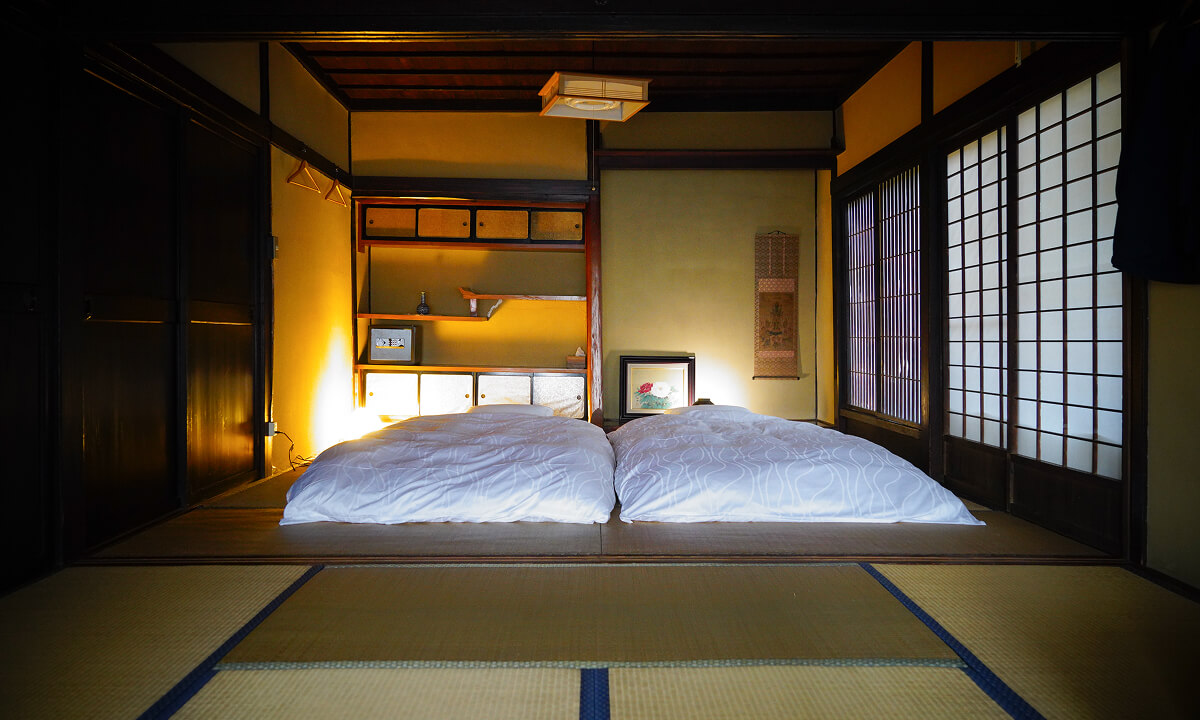 鈴蘭、布団が二組敷かれ、奥に床の間