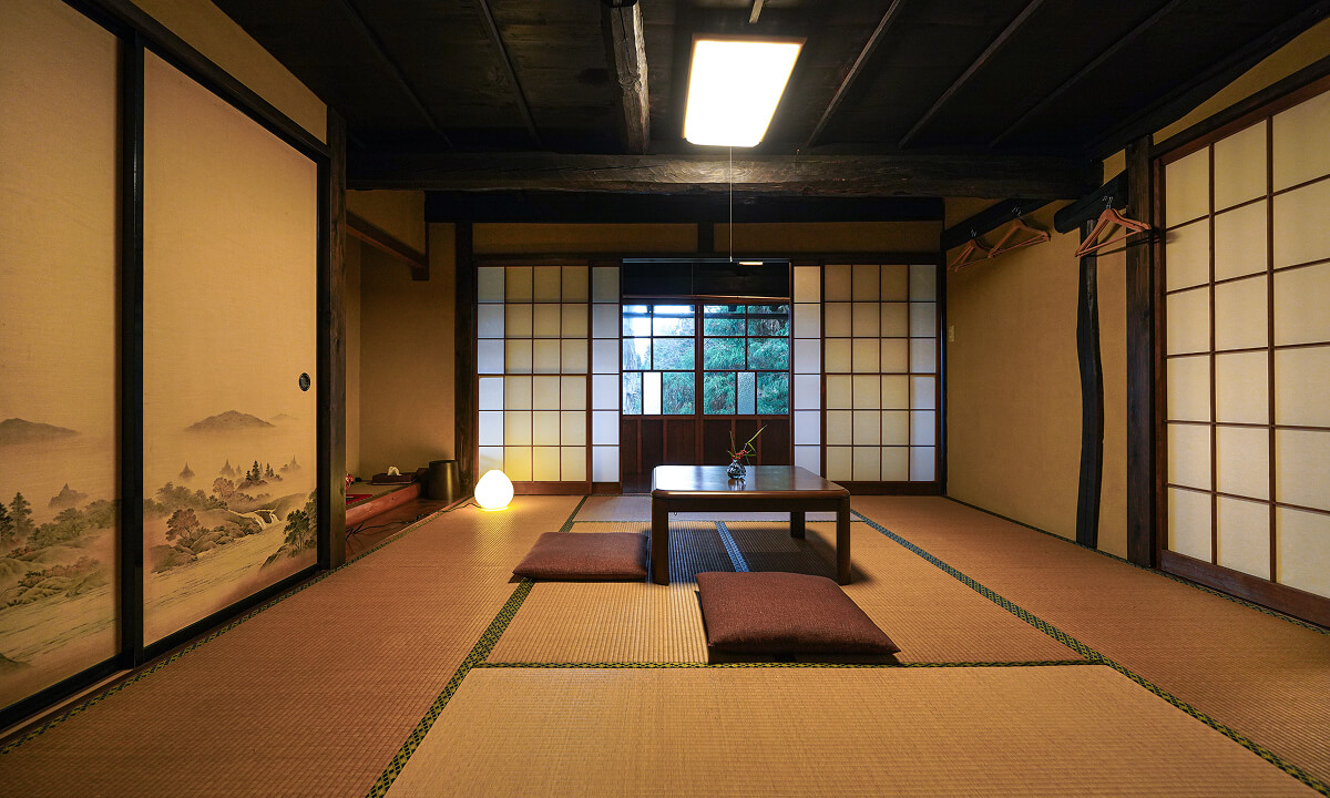 雪灯、畳に座卓、奥には障子越しに山の風景が見える